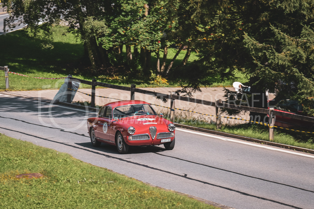 21. Arosa ClassicCar 2025 - 6. =September= 2025 | Babs Gyger aus Sirnach (SUI) in einem Alfa Romeo Giulietta Sprint aus dem Jahre 1959 mit Startnummer 237 am Arosa ClassicCar 2025 in der Kategorie Classic Trophy..@arosaclassiccar, @arosa.official, #arosaclassiccar, #arosa, #76curves, #classiccarBild: Sportfotografie Markus Aeschimann | www.markus-aeschimann.ch - Realisiert mit Pictrs.com
