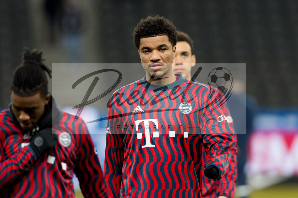 BSCFCB20220123_197 | Fussball, Herren: Malik Tillman (FC Bayern Muenchen) schaut bei dem Spiel der 1. Bundesliga zwischen Hertha BSC und FC Bayern Muenchen im Olypiastadion am 23.01.2022 in Berlin, Deutschland.DFB / DFL REGULATIONS PROHIBIT ANY USE OF PHOTOGRAPHS AS IMAGE SEQUENCES AND/OR QUASI-VIDEO. - Realisiert mit Pictrs.com