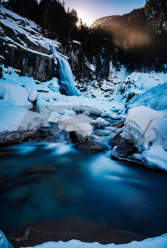 Die Krimmler Wasserfälle im Schnee | Die Krimmler Wasserfälle sind mit einer gesamten Fallhöhe von 385 m die höchsten Wasserfälle Österreichs. - Realisiert mit Pictrs.com
