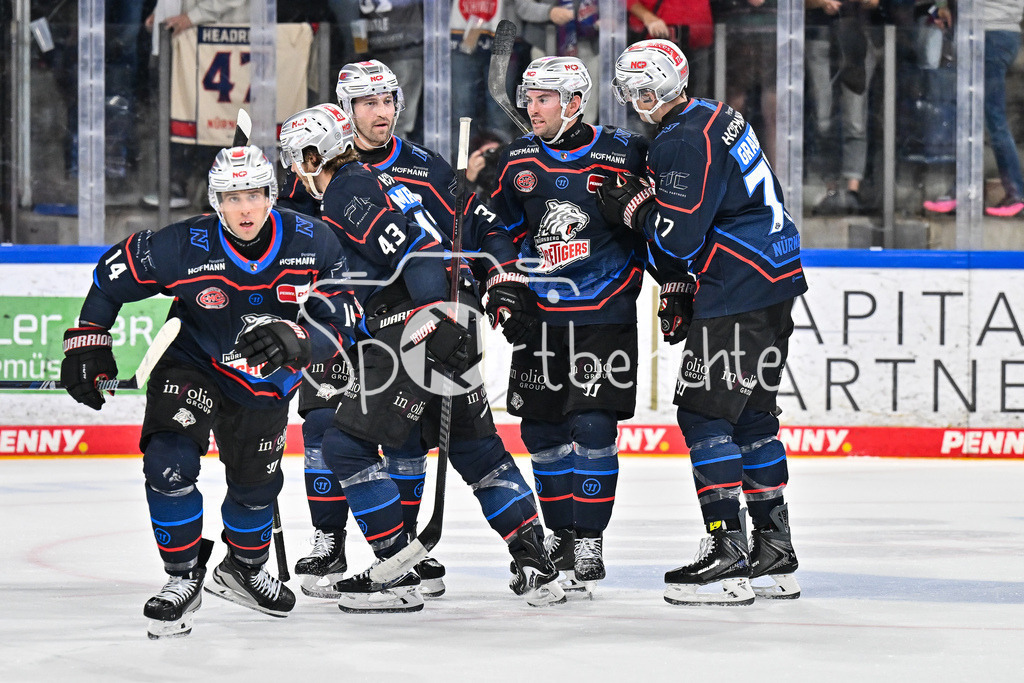 Nürnberg Ice Tigers - Augsburger Panther | Jubel der Ice Tigers nach dem Treffer zum 3-1 durch Cole MAIER (Nürnberg Ice Tigers 14) / Tor / Torschuetze / Freude / Happy / DEL: Nürnberg Ice Tigers - Augsburger Panther; PSD Bank Nürnberg ARENA am 12.09.2025