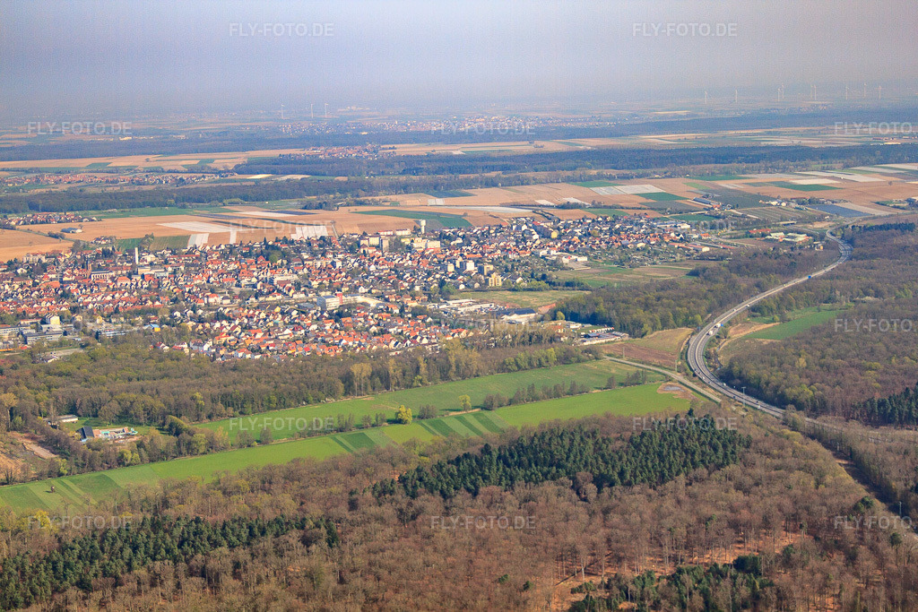 Luftbild: Bienwaldstadt aus Süden in Kandel im Bundesland Rheinland-Pfalz in Deutschland. Foto: IMG_63839.jpg vom 30.03.2014 durch Werner Riehm/FLY-FOTO.de