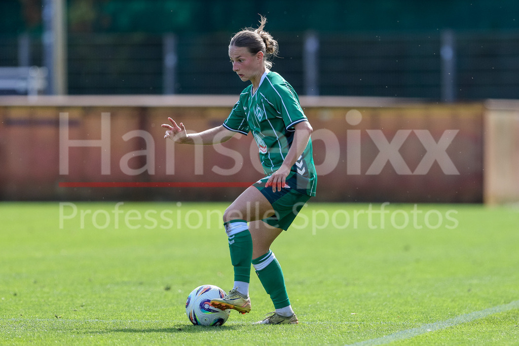 Fussball, Google Pixel Frauen-Bundesliga, SV Werder Bremen - SC Freiburg | Chiara D Angelo (SV Werder Bremen, 2) am Ball, Freisteller, Einzelbild, Ganzkörper, Aktion, Action, Spielszene, DIE DFB-RICHTLINIEN UNTERSAGEN JEGLICHE NUTZUNG VON FOTOS ALS SEQUENZBILDER UND/ODER VIDEOÄHNLICHE FOTOSTRECKEN. DFB REGULATIONS PROHIBIT ANY USE OF PHOTOGRAPHS AS IMAGE SEQUENCES AND/OR QUASI-VIDEO.