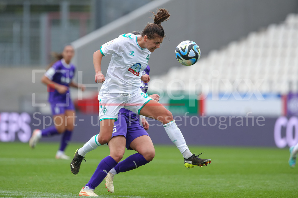 Fussball, Google Pixel Frauen-Bundesliga, SGS Essen - SV Werder Bremen | v.li.: Rieke Dieckmann (SV Werder Bremen, 22) im Kopfballduell, Kopfball, Zweikampf, Action, Aktion, Spielszene, DIE DFB-RICHTLINIEN UNTERSAGEN JEGLICHE NUTZUNG VON FOTOS ALS SEQUENZBILDER UND/ODER VIDEOÄHNLICHE FOTOSTRECKEN. DFB REGULATIONS PROHIBIT ANY USE OF PHOTOGRAPHS AS IMAGE SEQUENCES AND/OR QUASI-VIDEO.