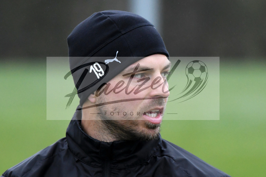 20200125_TRAOSN_0067 | Fußball, Herren: Kevin Wolze (VfL Osnabrück) schaut beim Training des VfL Osnabrück am 25.01.2020 im Sportpark Illoshöhe in Osnabrück, Deutschland.(Foto von Nico Paetzel) - Realisiert mit Pictrs.com