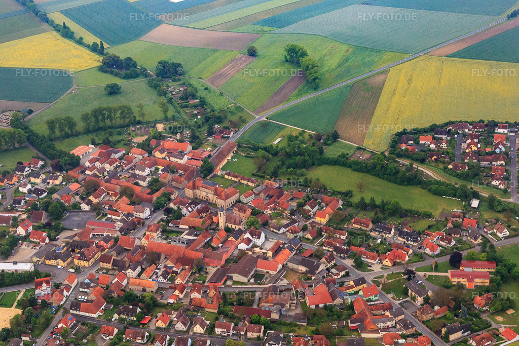 Luftbild: Dorfzentrum mit Schloß Sulzheim und Kirche St. Ägidius aus Norden in Sulzheim im Bundesland Bayern in Deutschland. – Foto: IMG_099723.jpg vom 25.05.2017 durch Werner Riehm/FLY-FOTO.de – Auflösung des Originals: 4822 x 3215 px – Schloss Sulzheim - Gastronomie & Veranstaltungen