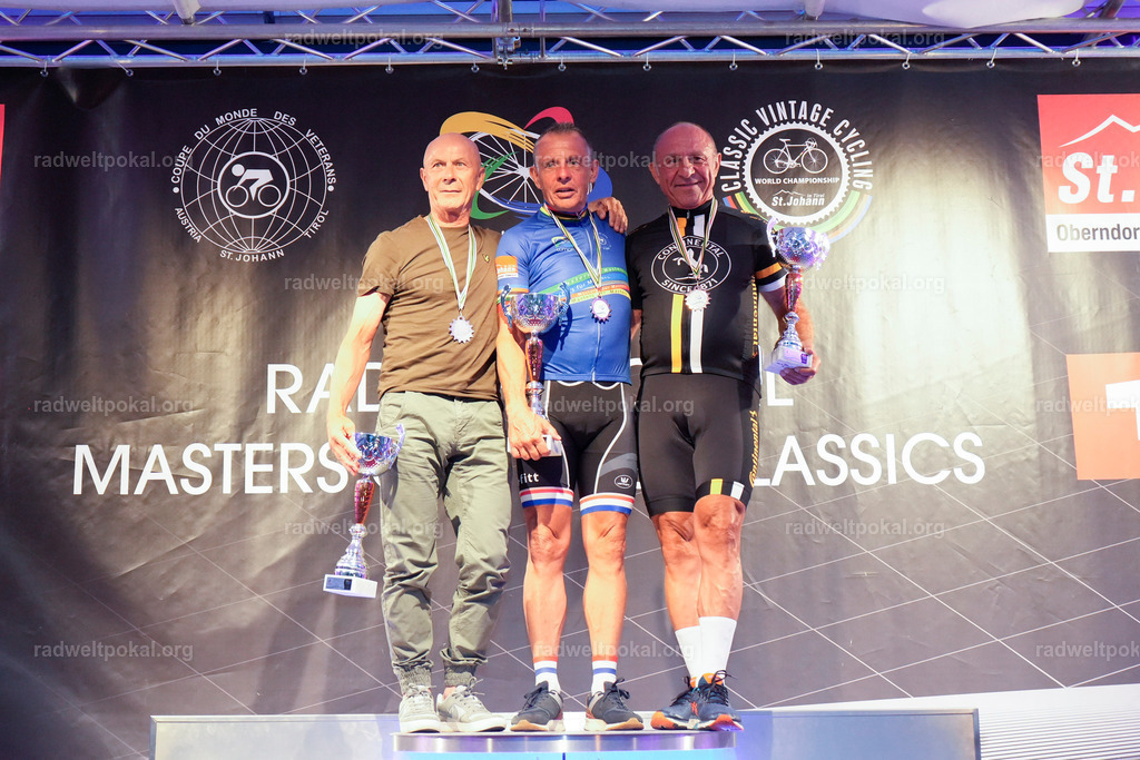 1310_20230817_Bewerb_Maenner_Muehlanger | AUT - OESTERREICH, 2023-08-16: SPORT RENNRAD-FAHREN - 55. INTERNATIONALER RADWELTPOKAL IN ST. JOHANN IN TIROL  - Vintage-Radrennen mit WM-Bronze-Medaillen-Siegerin Christina Schweinberger, den Teilnehmer und Alexander Baumann (vom Orginastions-Team) - TAG 2 BEWERB MAENNER IN SECHS GRUPPEN  ; Foto: Roland Muehlanger