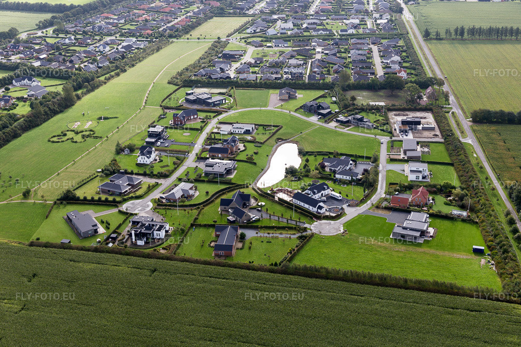 Vue aérienne: Villas de luxe dans un quartier résidentiel d'un lotissement de maisons individuelles à Varde, Jutland à Tjæreborg dans le département Syddanmark, Danemark. Photo: IMG_103492.jpg prise le 16/09/2017 par Werner Riehm/FLY-FOTO.eu – Résolution de l'original: 5472 x 3648 px