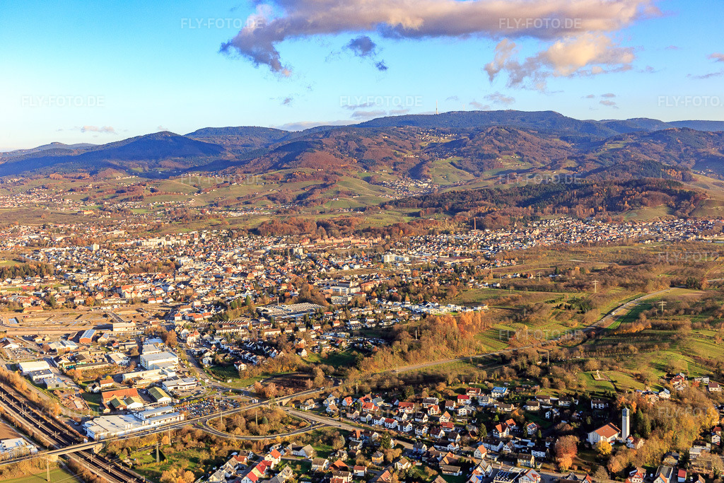 Luftbild: Ortsansicht von Westen in Achern im Bundesland Baden-Württemberg in Deutschland. Foto: IMG_119911.jpg vom 30.11.2019 durch Werner Riehm/FLY-FOTO.de