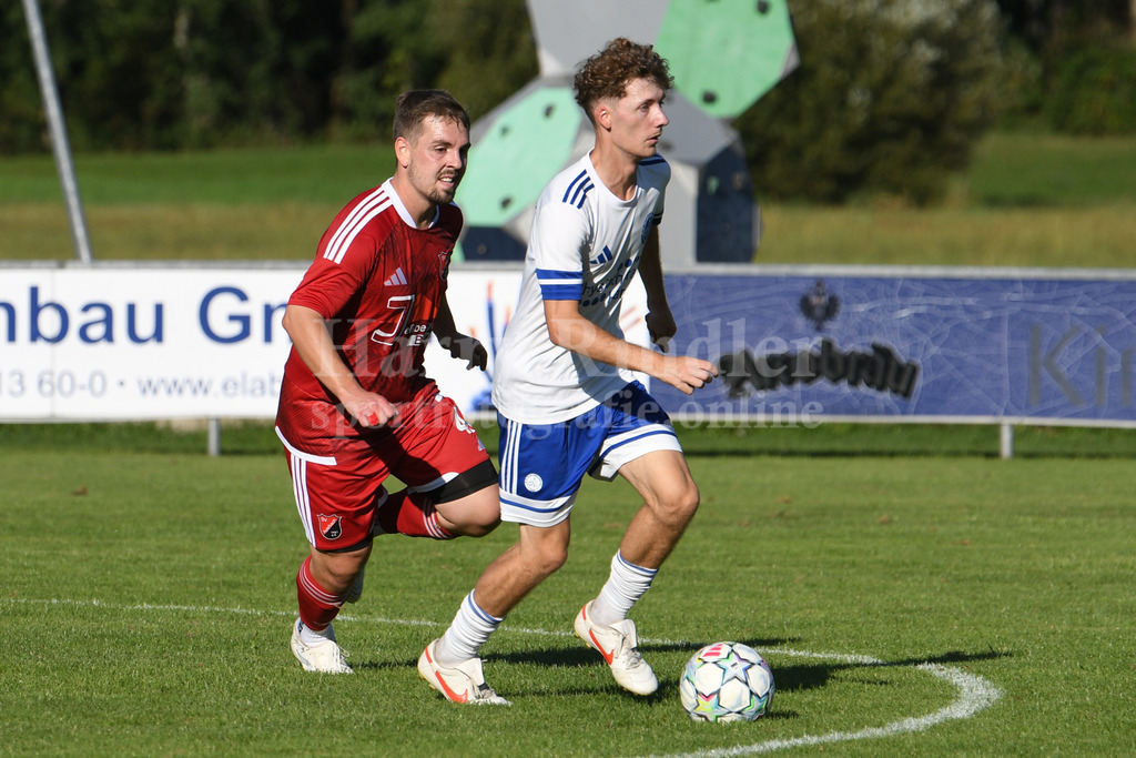 SV Auerbach : SV Habischried | Julian Edenhofer (SV Habischried) und Alexander Karl  (SV Auerbach) - Realisiert mit Pictrs.com
