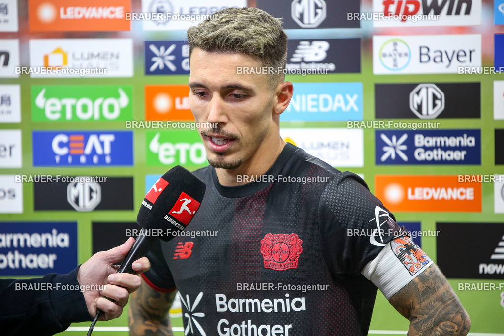 Bayer 04 Leverkusen vs Eintracht Frankfurt - Bundesliga  | Leverkusen, Deutschland, 12.09.25:   Alejandro Grimaldo (Bayer 04 Leverkusen) im Interview waehrend des Spiels der Bundesliga zwischen  Bayer 04 Leverkusen vs Eintracht Frankfurt in der BayArena(Foto von Brauer-Fotoagentur / Adrian Schlueter)