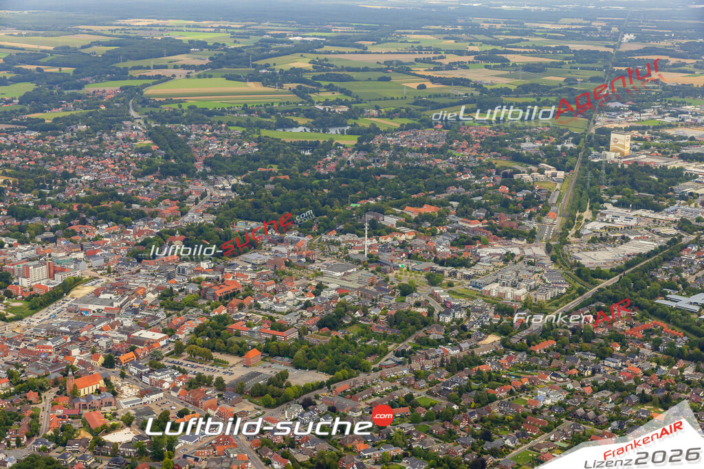 Neue Luftbildaufnahme der Stadt Cloppenburg - Das Luftbild wurde 2025 vom UL-Flugzeug heraus erstellt ( keine Drohnenaufnahme ) - Hochauflösende Luftaufnahme - für Wandbilder und großformatige Ausdrucke geeignet. Das besondere Geschenk!Hier alle&nbsp;Infos zur Lizenzierung der LuftaufnahmeWir fliegen auch dieses Jahr wieder in Ihre Region um Luftbilder zu erstellen.- Luftbild anfragen