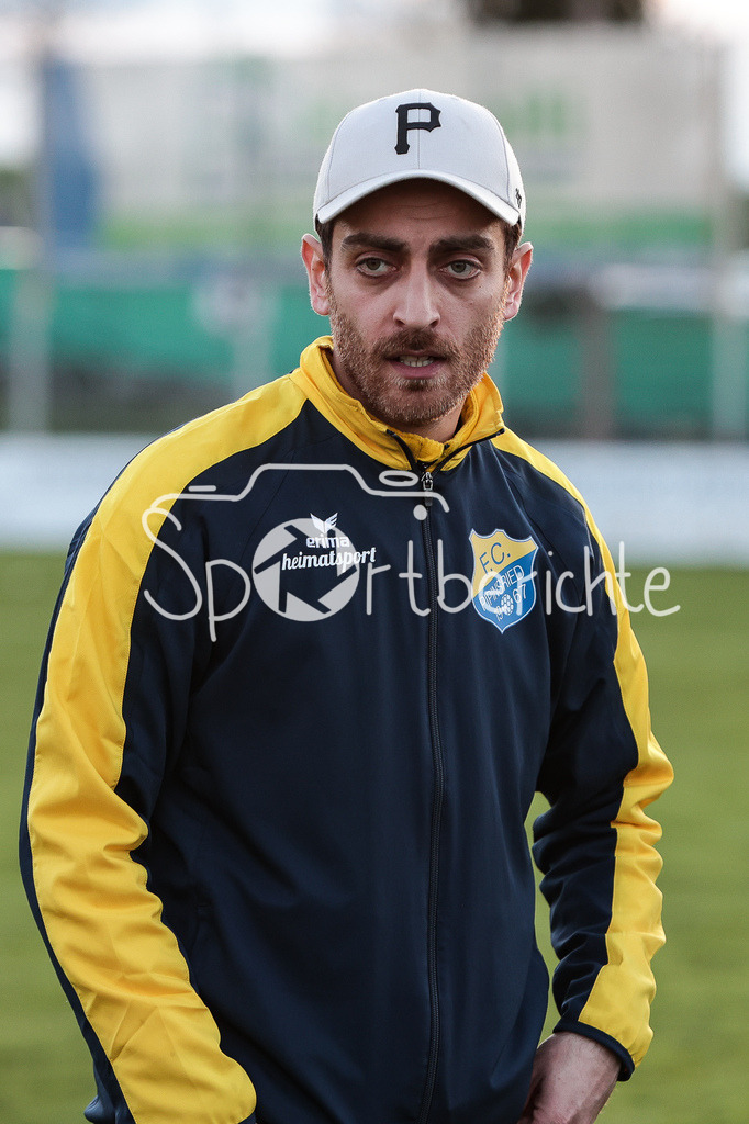 FC Pipinsried - TSV Buchbach | Auf Wiedersehen in Pipinsried? / Der Dorfclub steigt aus der Regionalliga ab / Absteiger / Abstieg / Symbolbild / haengende Koepfe nach Schlusspfiff bei den Hausherren / Trainer Enver MALTAS