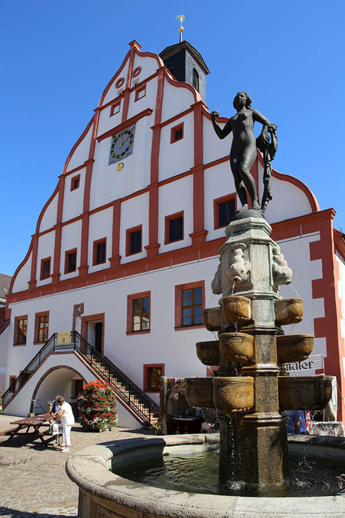 Grimma - Markt mit Rathaus und Eva-Brunnen | Entdecke über 20 Kategorien Leipzig-Motive: Foto-Downloads, hochwertige Poster, Leinwand- & Fine-Art-Prints. Jetzt Lieblingsfoto im Bildlexikon Leipzig Shop bestellen!