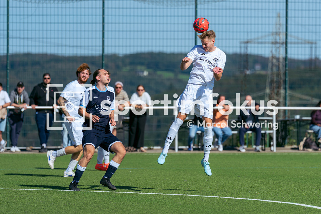 SV Jägerhaus-Linde – TSV Beyenburg | Sven Christian Gatzenmeier (23, SV Jägerhaus-Linde) beim Kopfball. Kreisliga A: SV Jägerhaus-Linde gegen TSV Beyenburg, Wuppertal, 27.09.2026. Endstand: 1:2 (0:1). sportimfokus / Marcel Schwering - Realisiert mit Pictrs.com