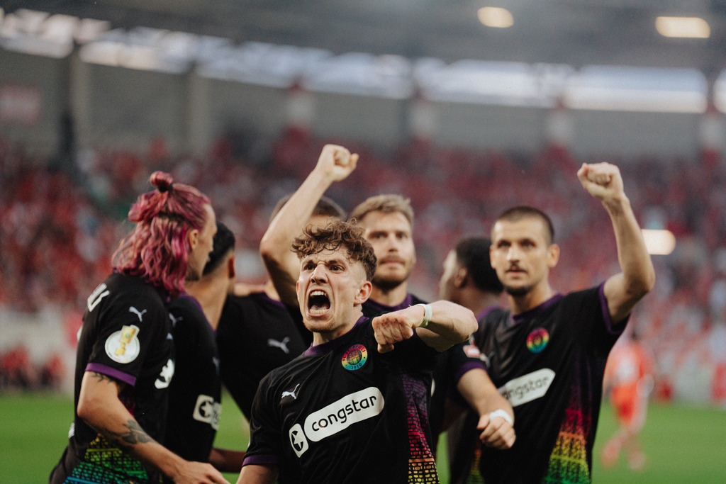 FCS06384 | Der offizielle Shop für FC St. Pauli Fotos. Wähle aus Spielszenen & Fanmomenten dein FCSP Wunschformat. Wir liefern Millerntor-Atmosphäre.