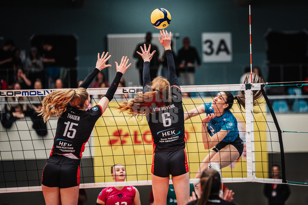 Volleyball | Frauen | Saison 2025/2026 | Volleyball Bundesliga | ETV Hamburger Volksbank Volleys vs. VC Wiesbaden | 14.03.2026 | Cayetana Lopez Rey (#2, VC Wiesbaden) rechts beim Angriff gegen Constanze von Meyenn (#6, ETV Hamburger Volksbank Volleys) mitte und Fiona Dittmann (#14, ETV Hamburger Volksbank Volleys) links