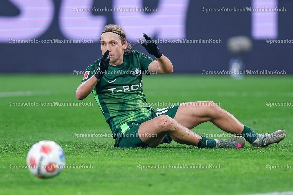 BMG13122502110 | 13.12.2025, Fußball, Borussia Mönchengladbach - VfL Wolfsburg, 1. Fußball Bundesliga, 14.Spieltag, Borussia-Park, Saison 2025 2026: Lovro Majer&nbsp;(VfL Wolfsburg #10) sitzt auf dem Spielfeld und reagiert Enttäuscht  DFB regulations prohibit any use of photographs as image sequences and or quasi-video.