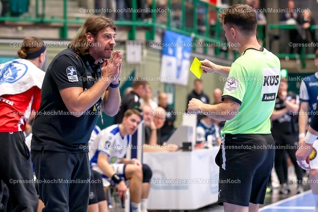 BHC11122501108 | 11.12.2025, Handball, HBL, Bergischer HC - ThSV Eisenach, Unihalle Wuppertal: Gelbe Karte für Sebastian Hinze (Eisenach #hc) am Spielfeldrand 