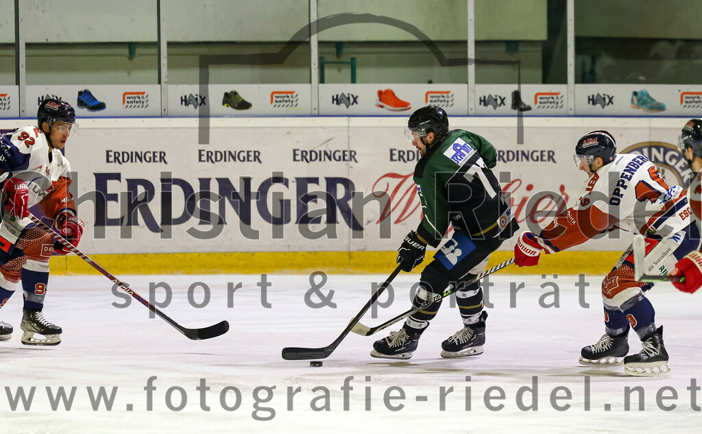 2023-03-07_037_TSV_Erding_gegen_ESC_Kempten | Erding, Deutschland, 07.03.2023:
Eishockey, Bayernliga Playoffs 2022 / 2023, Viertelfinale, TSV Erding gegen ESC Kempten, Endergebnis: 9:3

Maximilian Schäffler (ESC Kempten, #92), Philipp Michl (Erding Gladiators, #77), Nikolas Oppenberger (ESC Kempten, #10)

Foto: Christian Riedel / fotografie-riedel.net