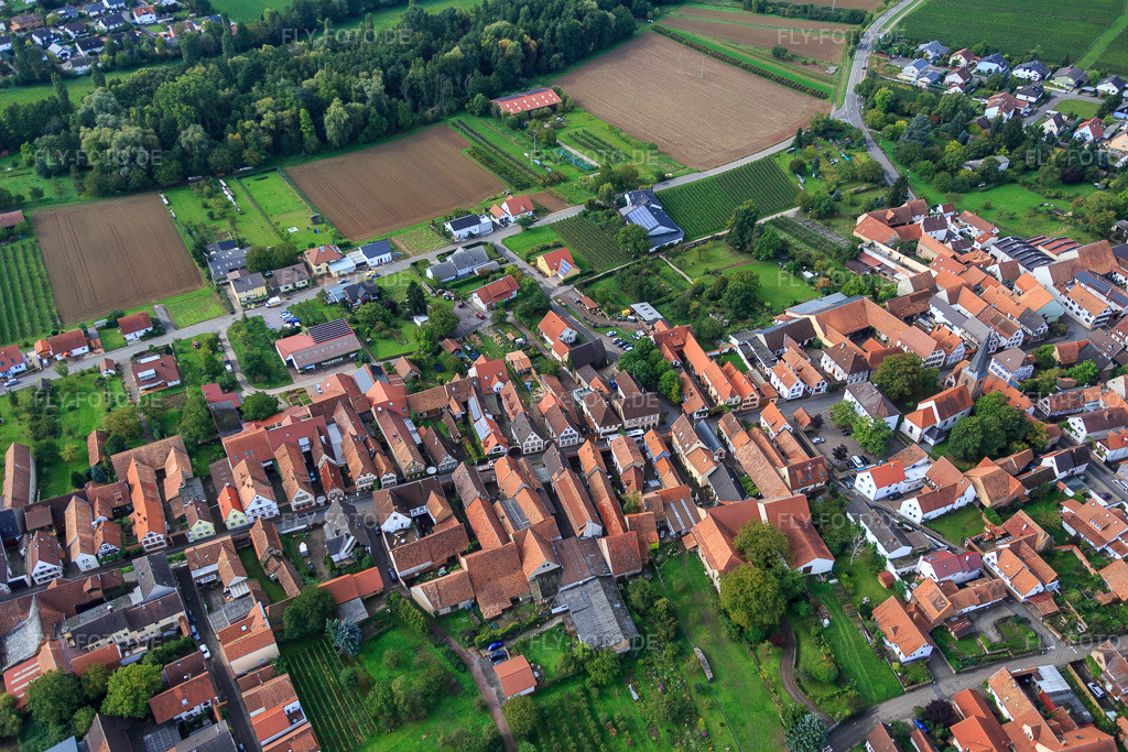 Luftbild: Hauptstraße von Norden im Ortsteil Heuchelheim in Heuchelheim-Klingen im Bundesland Rheinland-Pfalz in Deutschland. Foto: IMG_072665.jpg vom 19.09.2014 durch Werner Riehm/FLY-FOTO.deAuflösung des Originals: 5472 x 3648 px