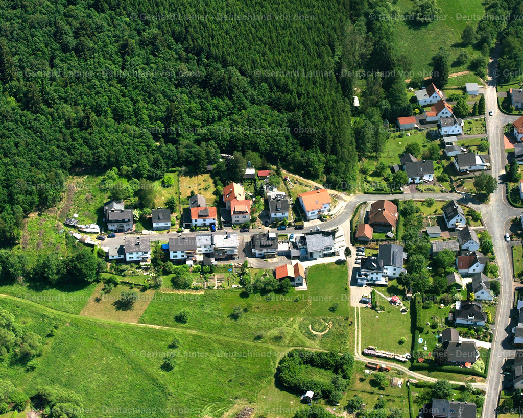 2611110 | NIEDERROßBACH 09.06.2006 Wohngebiet einer Einfamilienhaus- Siedlung  in Niederroßbach im Bundesland Hessen, Deutschland // Single-family residential area of settlement  in Niederroßbach in the state Hesse, Germany Foto: Gerhard Launer