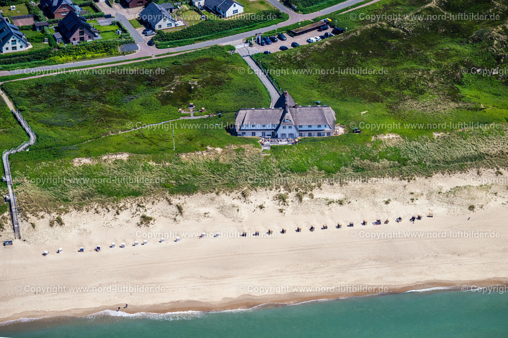 Sylt_Rantum_Slring_Hof_Hotel_ELS_4370130625 | SYLT 21.06.2025 Gebäudekomplex der Hotelanlage " SÖL`Ring Hof " im Ortsteil Rantum (Sylt) in Sylt auf der Insel Sylt im Bundesland Schleswig-Holstein, Deutschland. Weiterführende Informationen bei: Sölring Hof. // Complex of the hotel building " SOeL`Ring Hof " in the district Rantum (Sylt) in Sylt on Island Sylt in the state Schleswig-Holstein, Germany. Further information at: Soelring Hof. Foto: Martin Elsen