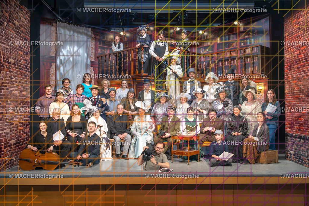 000_MFL-2025_GruppeA | Portraitbilder von Regisseur; Darsteller; Techniker; Maske; Kostüme; Chor; Musiker; Bilderserie der Generalprobe und der Premierenvorstellung, Szenenbilder; Ausdrucksstudien; Bühnenüberblick; Bühnenkulissen; Pressefotos inkl. Redaktionsfoto Darstellergruppe.