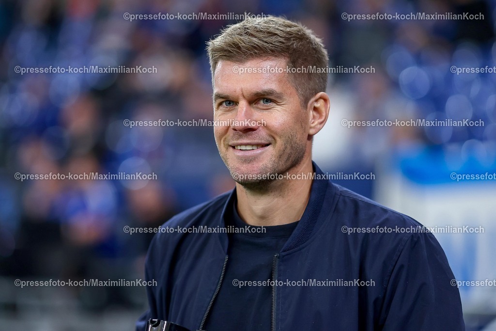 S0413092501005 | 13.09.2025, Fußball, FC Schalke 04 - Holstein Kiel, 5.Spieltag, 2. Fußball Bundesliga, Veltins-Arena Gelsenkirchen, Saison 2025 2026: Simon Terodde (Moderator und ehem. Fußballspieler)DFB regulations prohibit any use of photographs as image sequences and or quasi-video.
