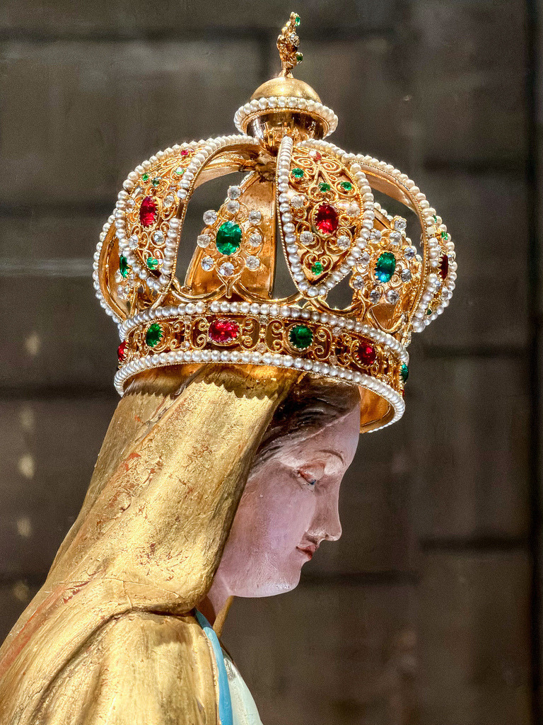 Königliches Erbe – Goldene Krone Kathedrale von Monaco | Ein hochexklusiver Blick auf die sakrale Pracht der Riviera. Diese detailreiche Fine-Art-Fotografie fängt das kunstvolle Detail einer goldenen Königskrone im Inneren der berühmten Kathedrale von Monaco ein. Die meisterhaften Verzierungen, besetzt mit feinen Perlen und Edelsteinen, werden durch die sanfte Lichtführung perfekt plastisch hervorgehoben. Ein majestätischer und eleganter Blickfang für moderne Wohnräume, stilvolle Schlafzimmer oder repräsentative Geschäftsräume. Optimal unter Acrylglas für eine beeindruckende Tiefenwirkung und Farbbrillanz. - Realisiert mit Pictrs.com