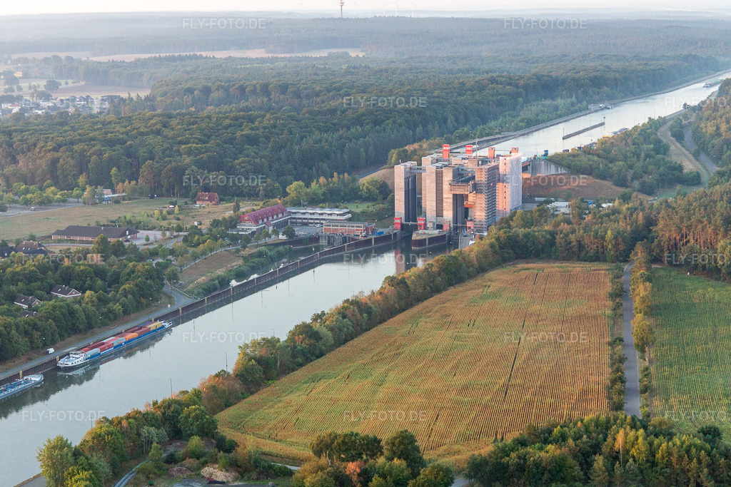 Luftbild: Schiffshebewerk und Schleusenanlagen am Ufer der Wasserstraße des Elbeseitenkanals in Scharnebeck im Bundesland Niedersachsen in Deutschland. Foto: IMG_110155.jpg vom 18.08.2018 durch Werner Riehm/FLY-FOTO.de