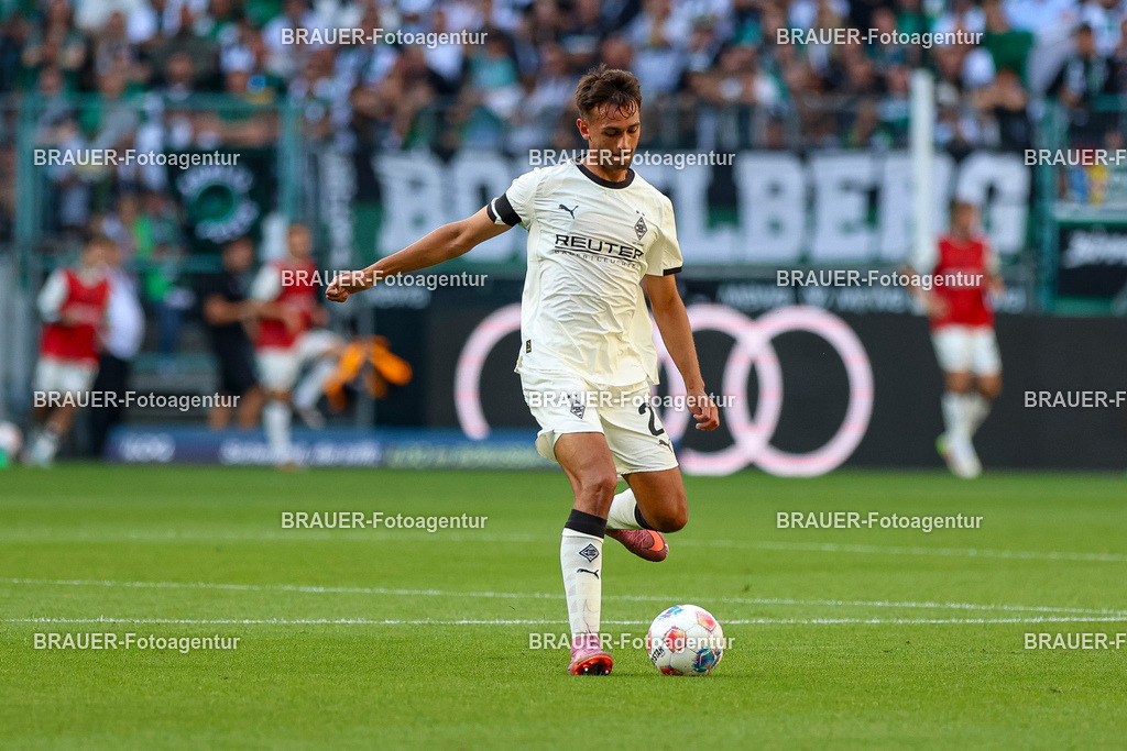 Borussia Mönchengladbach vs Hamburger SV - Bundesliga  | Mönchengladbach, Deutschland, 24.08.25:   Fabio Chiarodia (Borussia Mönchengladbach) in Aktion am Ball, Einzelaktion waehrend des Spiels der Bundesliga zwischen Borussia Mönchengladbach vs Hamburger SV im Stadion im Borussia Park(Foto von Brauer-Fotoagentur / Adrian Schlueter)