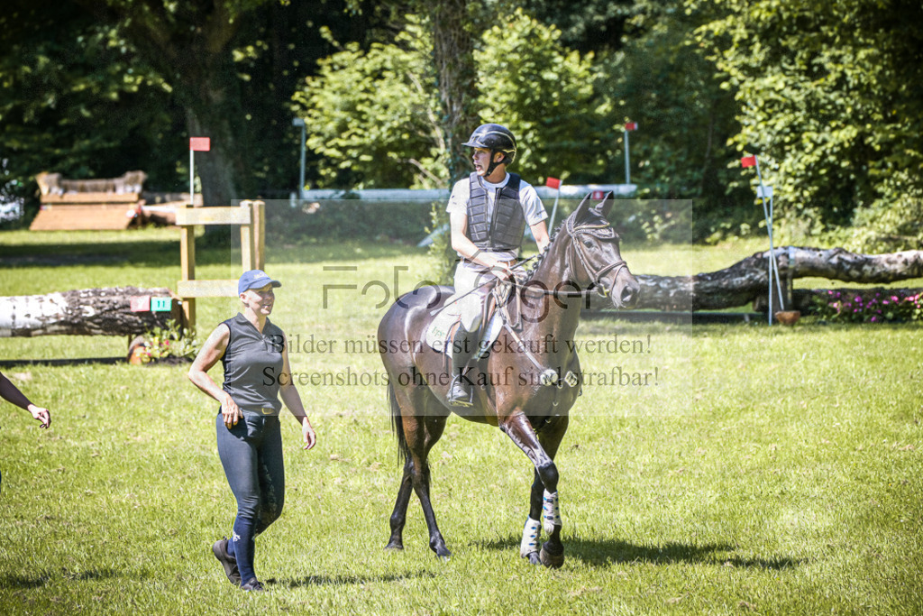 DOS_9257 | Entdecke hochwertige Reitturnierfotos von Foto Oger. Professionell, emotional und authentisch – jetzt Lieblingsmomente im Shop bestellen.Deutschlandweite Turnierfotografie. - Realisiert mit Pictrs.com