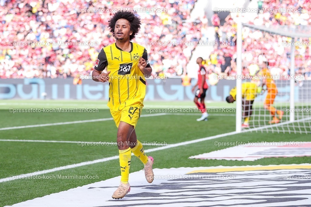 B0411052501166 | 11.05.2025, Fußball, Bayer 04 Leverkusen - Borussia Dortmund, 1. Fußball Bundesliga, 33. Spieltag, BayArena, Saison 2024 2025: Torjubel nach dem 3:1 durch Torschütze Karim Adeyemi (BVB #27) DFB regulations prohibit any use of photographs as image sequences and or quasi-video.