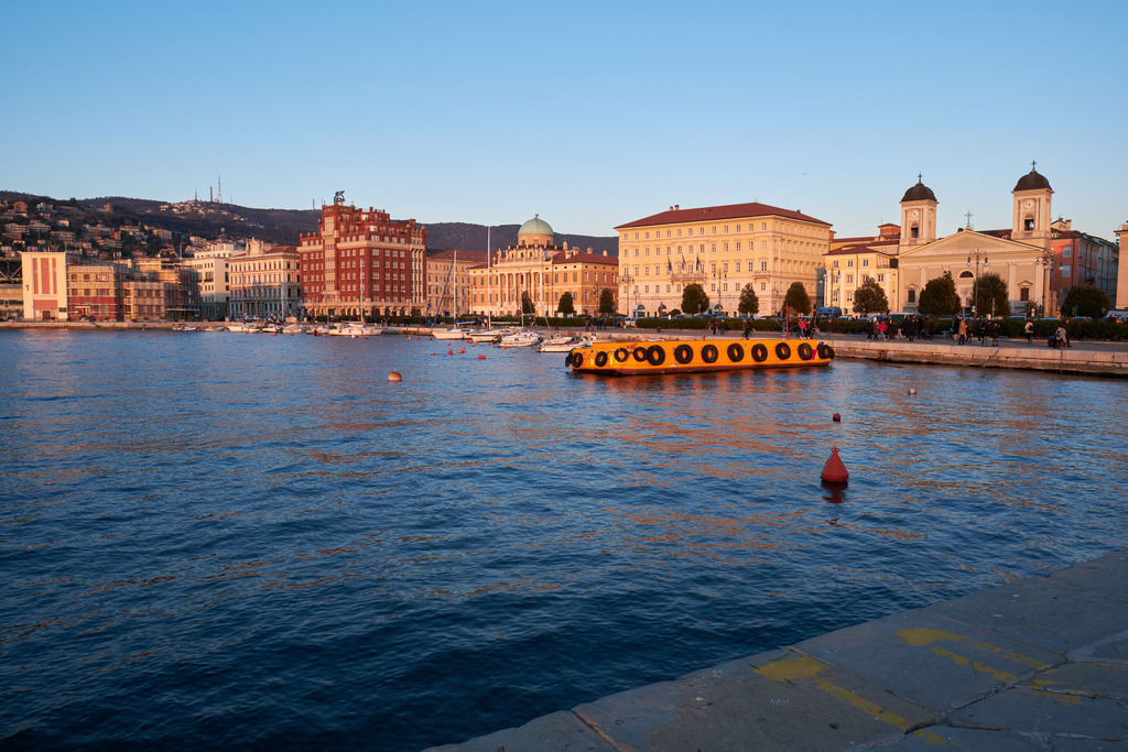Blick von der Molo Audace auf die Riva Tre Novembre | Triest, Austria - March 10, 2022: Blick von der Molo Audace auf die Riva Tre Novembre - Realisiert mit Pictrs.com
