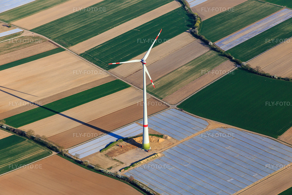 Luftbild: Fertiggestelltes Windrad des Hatzenbühler Windparks in Hatzenbühl im Bundesland Rheinland-Pfalz in Deutschland. Foto: IMG_097905.jpg vom 30.03.2017 durch Werner Riehm/FLY-FOTO.de