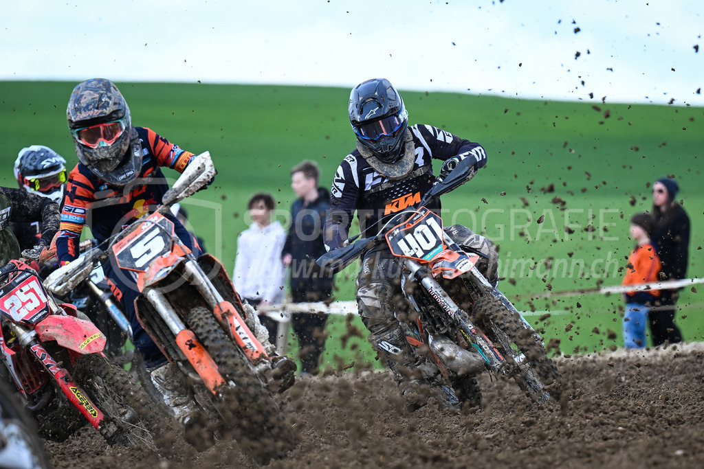 Motocross Schlatt bei Winterthur - 29. April 2023 | #5 von Moos Sven aus Ruswil (CH) auf KTM 250 und #401 Hunkeler Levin aus Altishofen (CH) auf KTM 250 2 Takt in der Kategorie MX2 am Motocross Schlatt bei Winterthur, 29. April 2023.
Instagram: @mx_schlatt | @mc_wila | @sam_schweiz
Bild: Sportfotografie Markus Aeschimann | www.markus-aeschimann.ch - Realisiert mit Pictrs.com