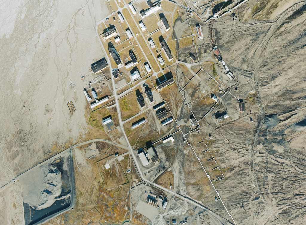 Pyramiden-auf-Spitzbergen-aus-der-Luft 25 - URBANISTER | default - Realisiert mit Pictrs.com