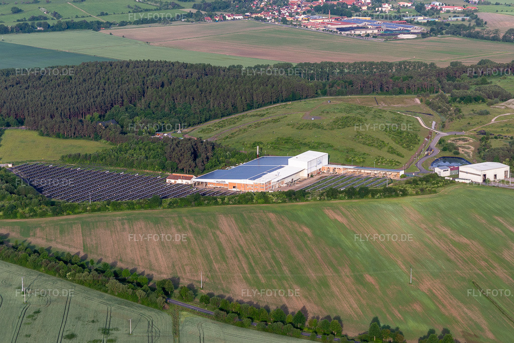 Luftbild: Photovoltaikfeld. Kommunaler Abfallservice im Ortsteil Wipperoda in Georgenthal im Bundesland Thüringen in Deutschland. Foto: IMG_007607.jpg vom 15.06.2021 durch Werner Riehm/FLY-FOTO.de