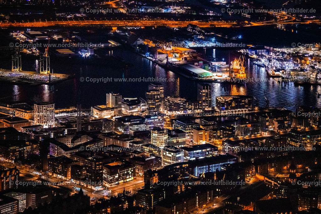 Hamburg_Hafencity_Sandtor_Nachtaufnahme_Westfield_ELS_7231060325 | HAMBURG 06.03.2025 Nacht- Lichter und Beleuchtung Baustelle zum Neubau des Gebäudekomplexes des Einkaufszentrum am Überseequartier am Strandkai, Überseeboulevard, New-Orleans-Straße im Ortsteil Hafencity in Hamburg, Deutschland. Weiterführende Informationen bei: CHRISTIAN DE PORTZAMPARC,  Depenbrock Bau GmbH &amp; Co. KG,  F + Z Baugesellschaft, Zweigniederlassung der Hecker Bau GmbH &amp; Co. KG,  Unibail-Rodamco Germany GmbH,  Unibail-Rodamco ÜSQ Süd Quartiersmanagement GmbH. // Night lighting construction site for the new building complex of the shopping center at the Ueberseequartier on Strandkai, Ueberseeboulevard, New-Orleans-Strasse in the Hafencity district of Hamburg, Germany. Further information at: CHRISTIAN DE PORTZAMPARC,  Depenbrock Bau GmbH &amp; Co. KG,  F + Z Baugesellschaft, Zweigniederlassung der Hecker Bau GmbH &amp; Co. KG,  Unibail-Rodamco Germany GmbH,  Unibail-Rodamco UeSQ Sued Quartiersmanagement GmbH. Foto: Martin Elsen