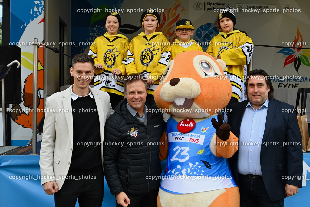 European Youth Olympic Festival EYOF 2023 Pressekonferenz | Jugendspieler EC Hornets Spittal, Olympisches Feuer, Maskottchen European Youth Olympic Festival EYOF 2023, Österreichischer Nationaltrainer U14 Damen SIUTZ Philip, Kärntner Eishockey Präsident Michael HERZOG-LÖSCHNIG, Generalmanager ÖEHv Damen Martin Kogler