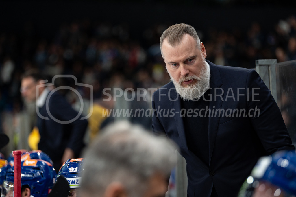 Swiss National League Final Game 2: ZSC Lions - EV Zug | 20.04.2022, Zürich, Hallenstadion, Swiss National League Final Game 2: ZSC Lions - EV Zug, Trainer Rikard Grönborg (ZSC). - Realisiert mit Pictrs.com