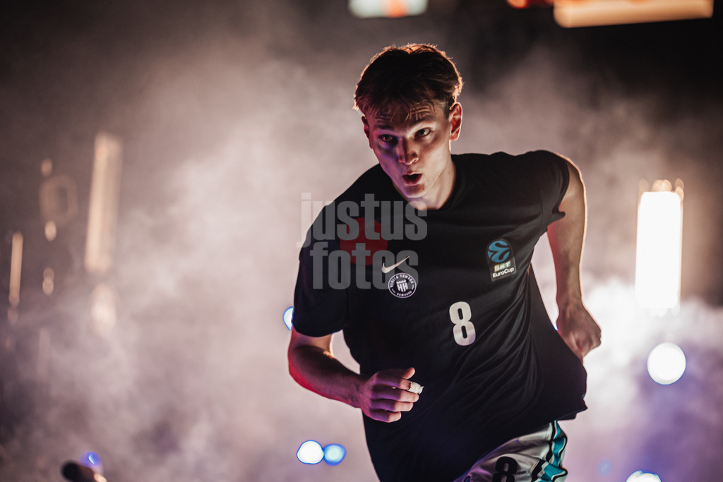 Basketball | Männer | Saison 2025/2026 | BKT EuroCup | Veolia Towers Hamburg vs. Bahcesehir College Istanbul | 14.10.2025 | Jared Grey (#8, Veolia Towers Hamburg) beim Einlauf