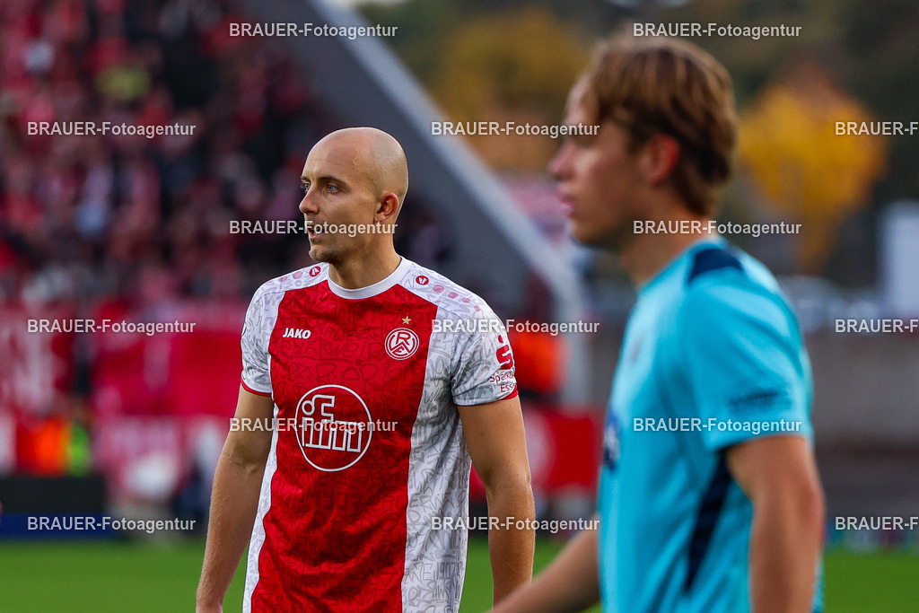 Rot-Weiss Essen - Viktoria Köln - 3.Liga | Essen, Deutschland, 18.10.2025 Tobias Kraulich  (Rot-Weiss Essen) schaut während des 3.Liga Spiels zwischen Rot-Weiss Essen- Viktoria Köln im Stadion an der Hafenstraße am 01.08.2025 in Essen. (Foto von Timo Bluhmki-Schmidt/ Brauer Fotoagentur