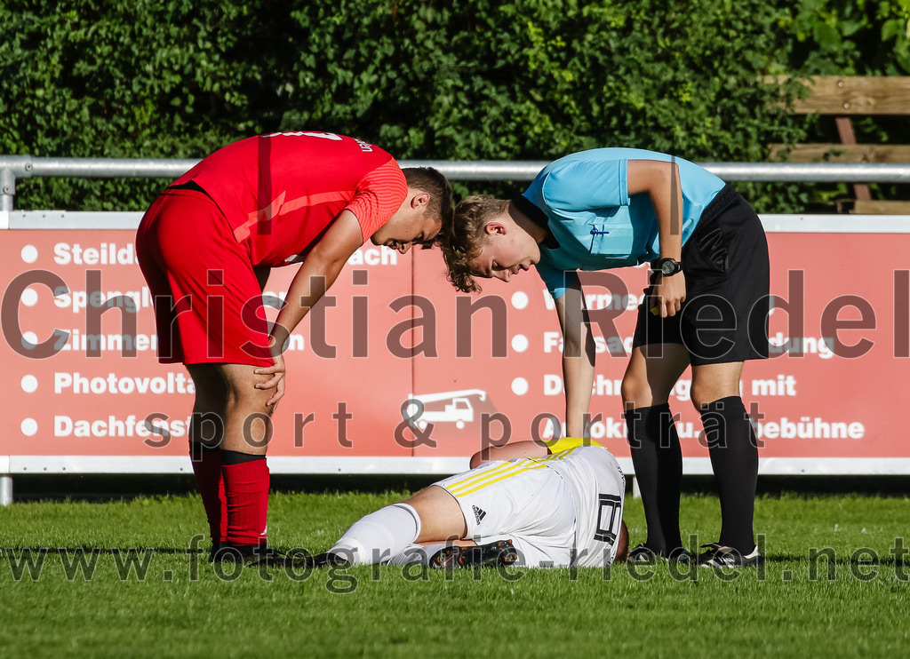2023-08-18_031_SpVgg_Eichenkofen_gegen_FC_Langenpreising | Erding, Deutschland, 18.08.2023:
Fußball, A-Klasse 2023 / 2024, 3. Spieltag, SpVgg Eichenkofen gegen FC Langenpreising, Endergebnis: 0:2

Julian Niedermair (SpVgg Eichenkofen, #17), k.A. (SpVgg Langenpreising, #8), Schiedsrichter David Gasch

Foto: Christian Riedel / fotografie-riedel.net