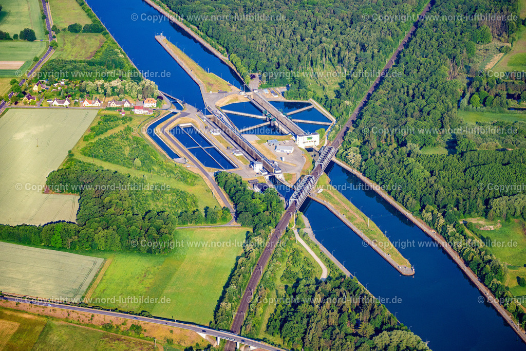 Wolfsburg_Schleuse_Sülfeld_Mittellandkanal_ELS_0193050623 | SüLFELD 05.06.2023 Schleusenanlagen am Ufer der Wasserstraße des Mittellandkanal in Sülfeld im Bundesland Niedersachsen. // Locks - plants on the banks of the waterway of the Mittellandkanal in Suelfeld in the state Lower Saxony. Foto: Martin Elsen