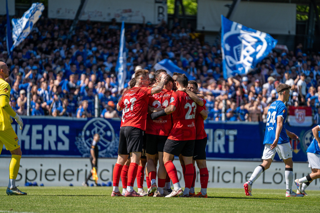 Stuttgarter Kickers vs. SG Sonnenhof Großaspach, Fussball, WFV-Pokal, Finale, 23.05.2026 | Kollektiver Torjubel nach 0:1 durch Michael Kleinschrodt (SG Sonnenhof Großaspach, #11),Stuttgarter Kickers vs. SG Sonnenhof Großaspach, Fussball, WFV-Pokal, Finale, 23.05.2026