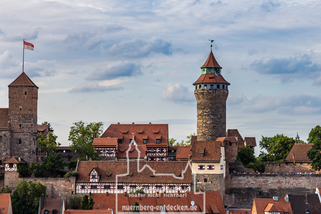 Sehenswürdigkeiten in Nürnberg | Blick auf das berühmteste Wahrzeichen Nürnbergs: die majestätische Kaiserburg mit ihrem markanten Sinwellturm, ein Symbol der historischen Pracht und mittelalterlichen Architektur der Stadt. - Realisiert mit Pictrs.com