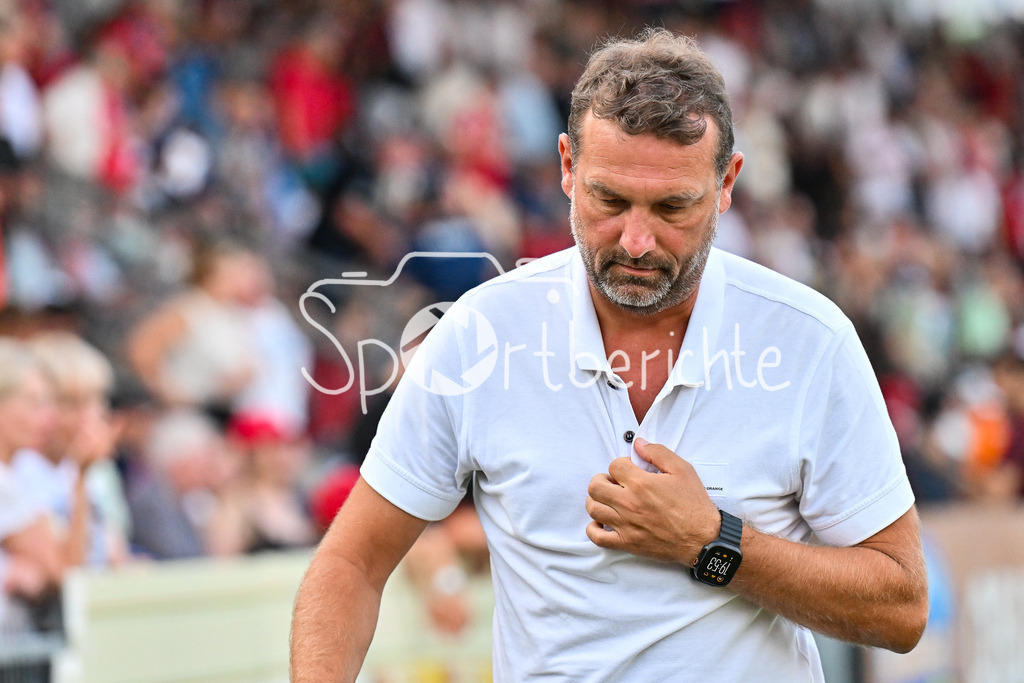 SpVgg Unterhaching - FC Bayern Amateure | im Bild ein nachdenklicher Markus WEINZIERL / Einzelfoto / Freisteller / Regionalliga Bayern: SpVgg Unterhaching - FC Bayern München II; Uhlsport Park am 15.08.2025