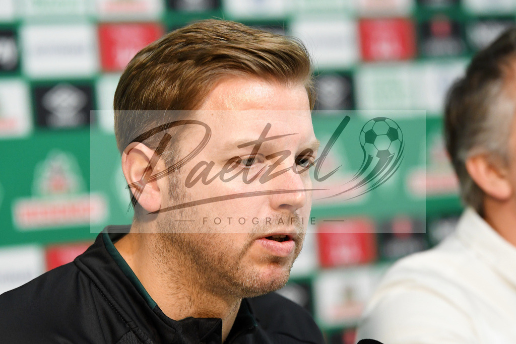 20200303_PKWBRE_0008 | Fussball, Herren: Trainer Florian Kohfeldt (SV Werder Bremen) schaut waehrend der Pressekonferenz des SV Werder Bremen im Presseraum des wohninvest Weserstadion am 03.03.2020 in Bremen, Deutschland. - Realisiert mit Pictrs.com