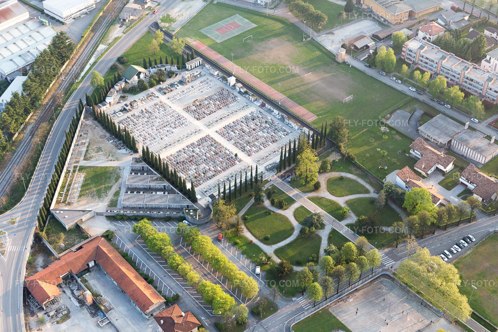 Aerial view: View of the town in Maniago in the state Pordenone, Italy. – Photo: IMG_098942.jpg taken on 04/08/2017 by Werner Riehm/FLY-FOTO.com – Resolution of the original: 5472 x 3648 px